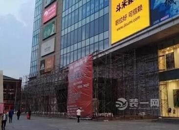沈阳尚品荟一楼正在围挡装修 疑似一家香港皮草广场