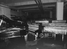 大连一高中地下室进水数百台钢琴被淹