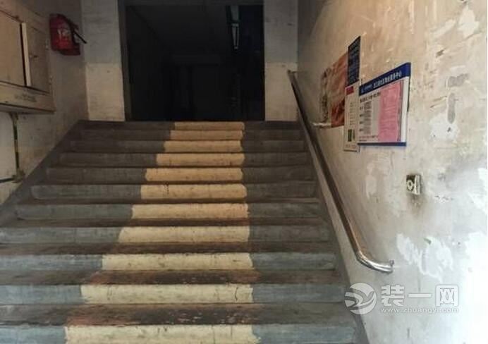 重庆某小区楼梯浸满油 多名业主受伤最小仅有4岁半