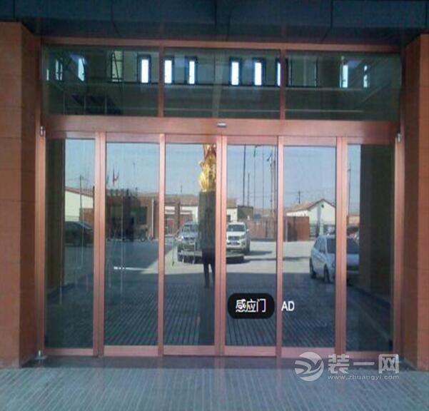 重庆酒店钢化玻璃门碎裂住客受伤 装修要注意保质期