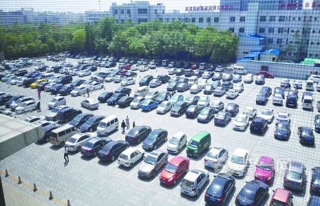 南京市邻近校园操场多出2000车位 缓解老小区停车难