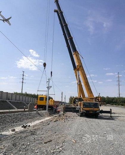 乌鲁木齐轨道交通1号线供电系统首台轨道车正式进场