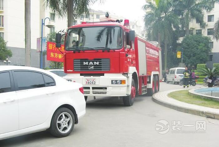 消防通道被堵影响救援 重庆某小区业主家着火遇险情