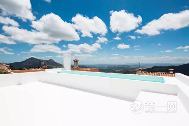 西班牙南部小镇艺术工作者的阳台和屋顶
