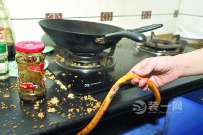 老人正做饭灶台突起火 安全使用天然气常识不能少