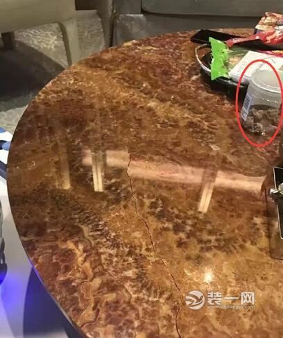 黄晓明豪宅内景曝光 戴VR眼镜把桌子台面坐裂了
