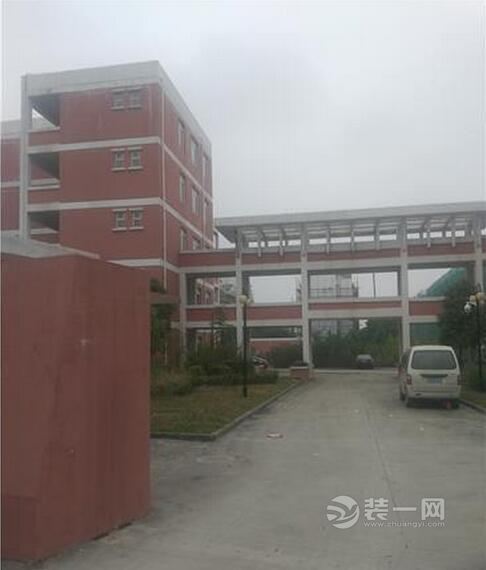 南京一新建小学空置五年杂草丛生 疑因超前规划建设