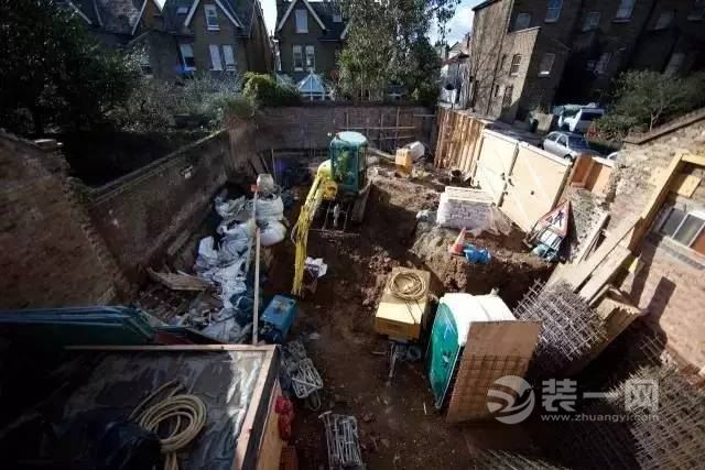 坑娃儿的爹! 放弃了60万英镑富人区带闺女住进了马厩