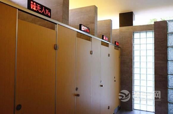 上海浦东试点无性别公厕 灰色调装修门上有块显示屏