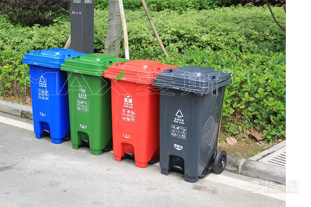 广州某小区门口垃圾堆积成山 街道已安置3个垃圾桶