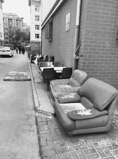 糟心 齐齐哈尔畅心园小区里的废弃旧沙发何去何从?