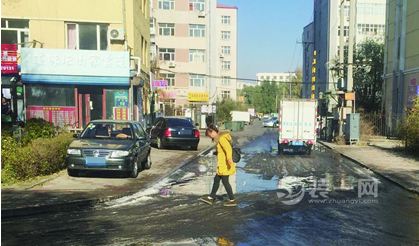 齐齐哈尔齐大小区路面污水结冰 市民走着小心看着揪心