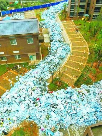 武汉装修垃圾堆成巨龙 交房一个月小区道路被堵死