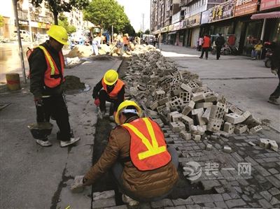 南京某小区店铺前砌起花坛 相关部门：因环境综合整治