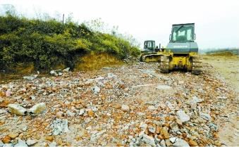 郑州装修垃圾偷倒生态园区 上千平方米掩埋邙岭沟壑