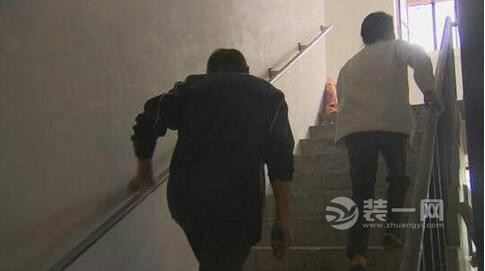 上海一楼房电梯变楼梯间 九旬老人两年无法下楼