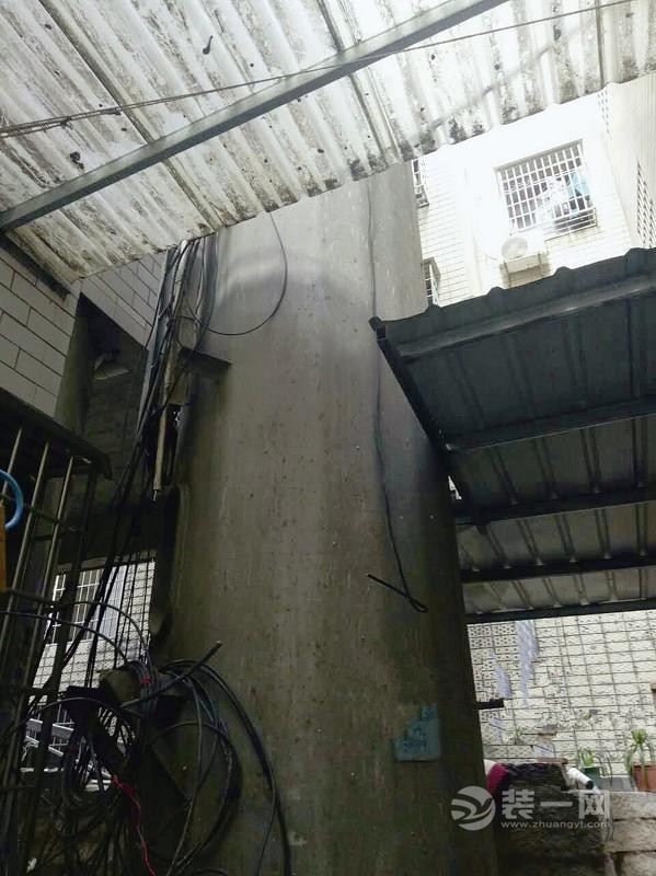 无人维护拆除 厦门废弃铁塔“扎”在民房中间成隐患