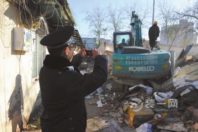 北京海淀区紫竹院城管拆除违建 退群租建绿地公园