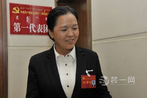 党代表李彩霞