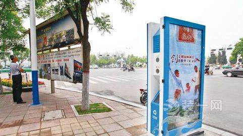 新型灯箱亮相天津市区 能当垃圾箱的充电站是好灯箱
