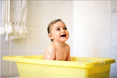 儿童洗澡需避免直视浴霸灯光