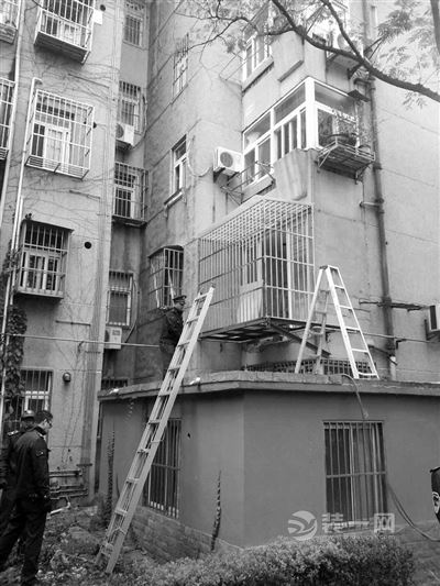 为增加住房面积 南京一居民楼燃气管道惊现悬空阳台