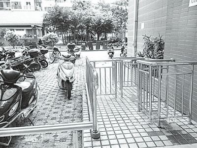 装围栏装钢管架 郑州小区物业防止电动车进电梯也是拼了