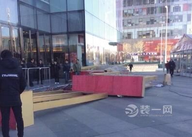 北京一商场圣诞装饰门疑被风吹落倒塌砸伤两工人