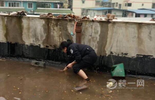 消防栓爆裂致楼顶积水30厘米 重庆女民警排水半小时