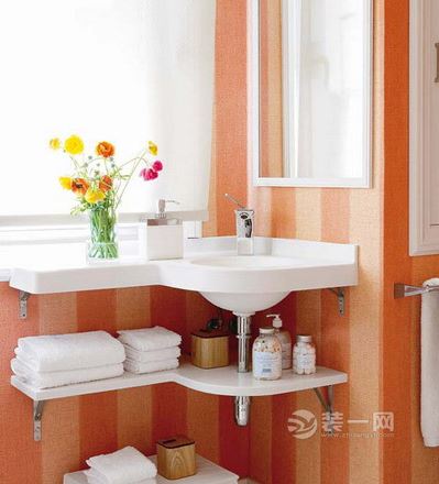 小户型卫浴间巧妙在墙上添置收纳篮装修设计效果图
