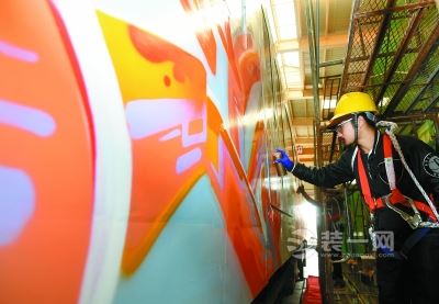 长沙磁浮列车首度与涂鸦艺术碰撞 实现整体“变装”