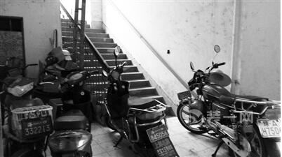 海口钟诚大厦电动车和摩托车堵住楼梯口图片