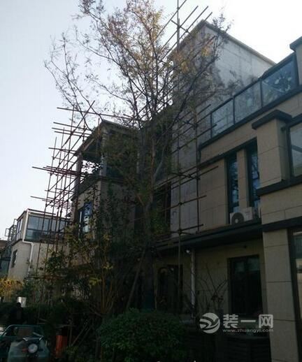 南京一小区现"疯狂"违建 业主互相攀比加盖"楼外楼"