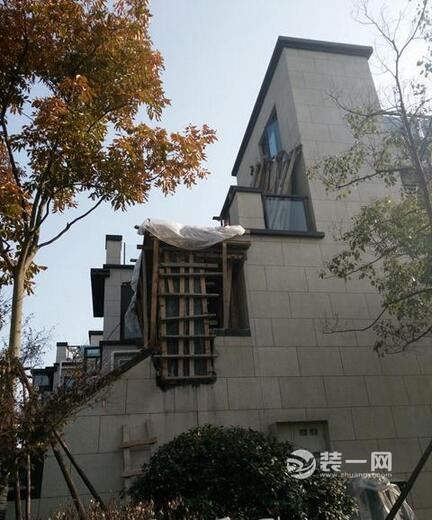 南京一小区现"疯狂"违建 业主互相攀比加盖"楼外楼"