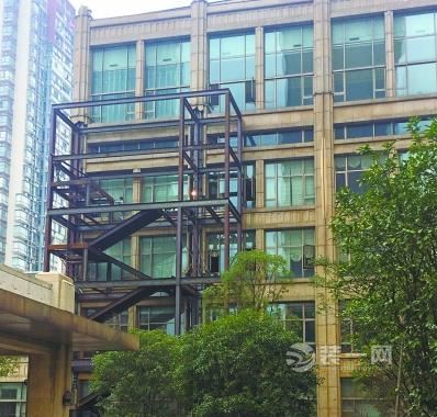 武汉一居民小区消防设施不达标 交房三年后开建外挂楼梯