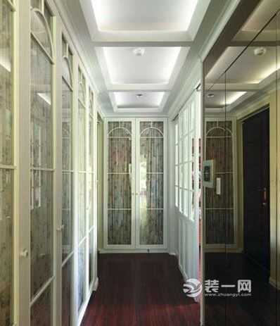 英式空间？上海装修公司分享深色仿古地板装修案例