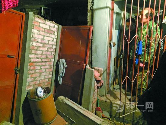 乌鲁木齐和钢小区自来水管爆裂 导致地下室地面下陷