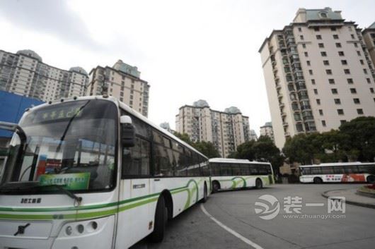 上海定制巴士开通即告停 小区业主发声不应先斩后奏