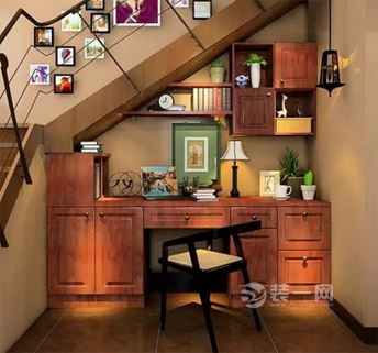 楼梯下墙壁内置书柜装修设计效果图