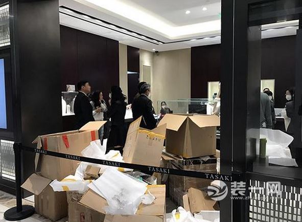 上海一商场装修未完试运营 装修气味大店员戴口罩上班