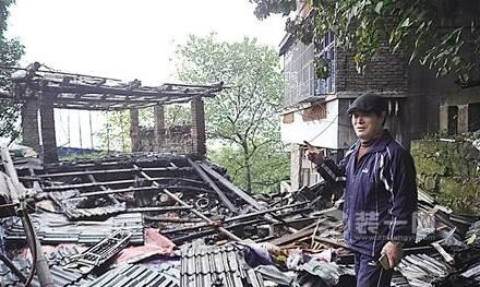 重庆老式居民屋厨房着火 火苗高达十米装修仅剩断垣残壁