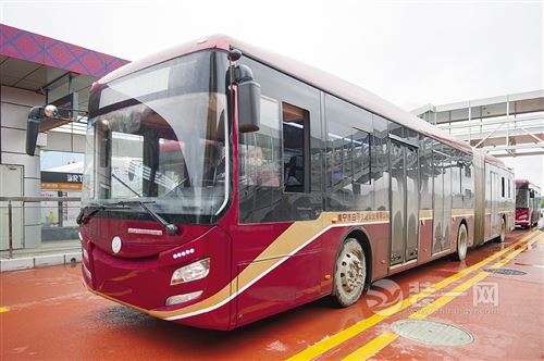 南宁BRT明年春节前后开通试运营 18米长铰接车亮相