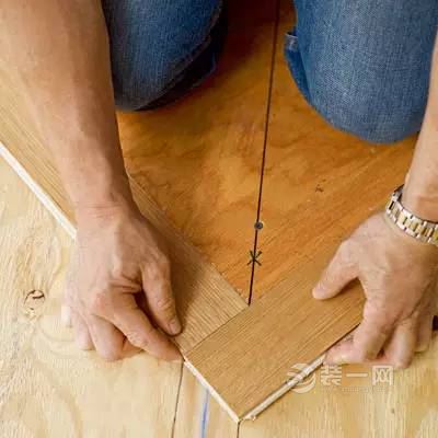 人字拼木地板铺贴方法装订法图解