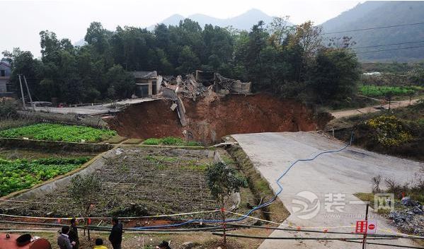 邯郸一民宅塌陷10米天坑 村民怀疑巨坑或与铁矿有关