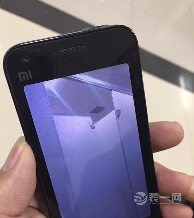 轨道站厕所门掉落砸伤一女子 重庆市民质疑装修不过关