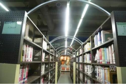 包头市图书馆历时一个多月重装开馆 新设备闪亮登场
