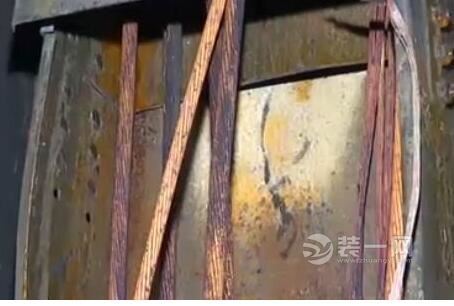 上海某小区出租房电缆起火 墙壁装修被熏黑影响多户居民