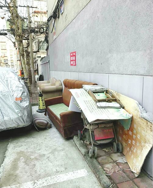 泉城联四路某小区 废旧家具摆两旁道路几成“废品站”