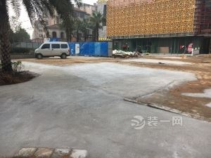 南昌一小区大门外店面装修致使大面积绿地遭毁坏