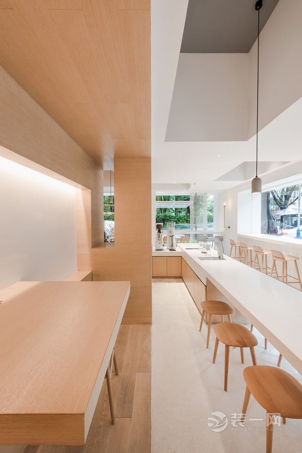 旧宅改造成工作室和咖啡馆 白色体块创作宁静空间